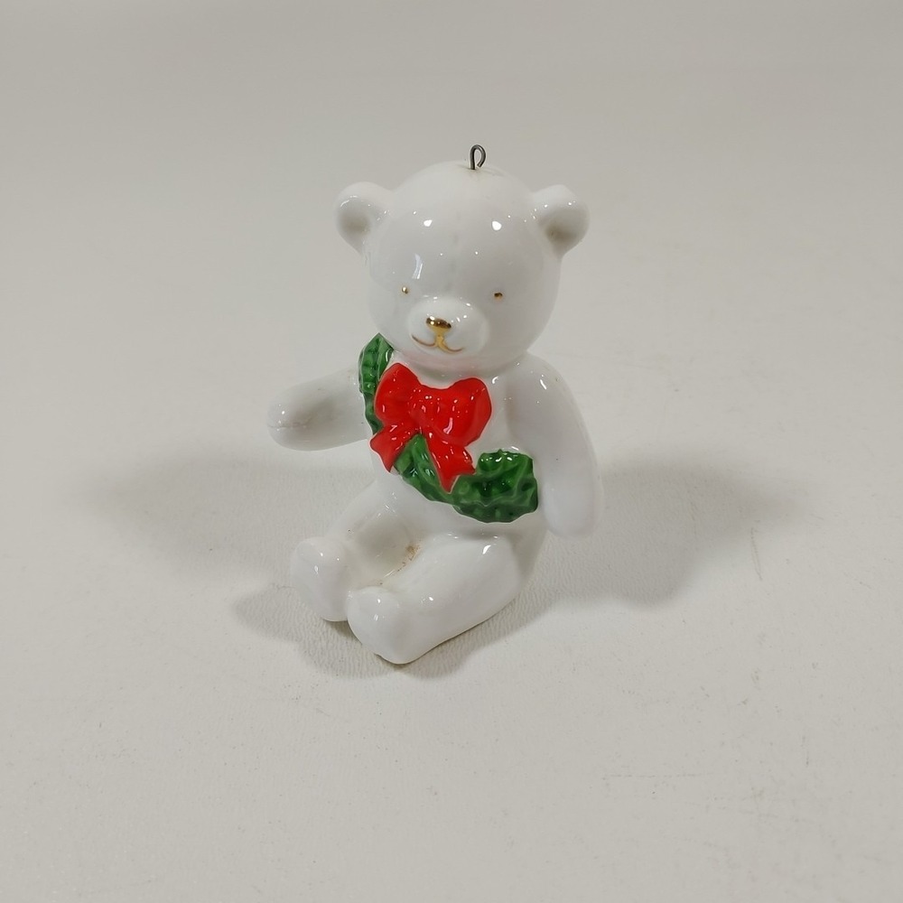 Christmas Schmid bear with‎ Red Bow And Wreath Taiwan. Bone china. Ornament Vtg